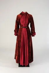 Rubinroter Seidenplüsch-Morgenmantel, 1880er Jahre
